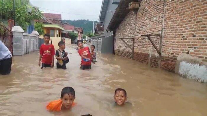 'Di Depan Rumah Dia Membukakan Payung untuk Saya, Mungkin itu Ucapan Perpisahan'