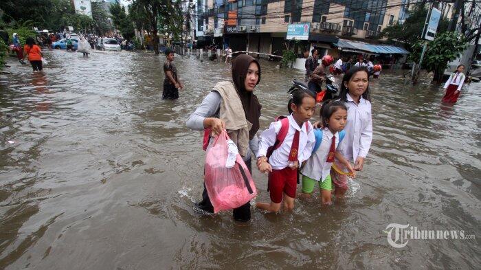 Anies Imbau Relawan dan Tim Pemenangan Tidak Gunakan Atribut di Lokasi Banjir