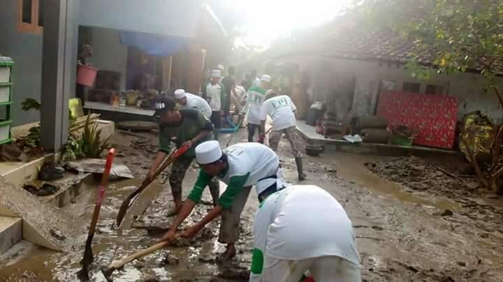 Salut! FPI Bantu Korban Banjir Jakarta