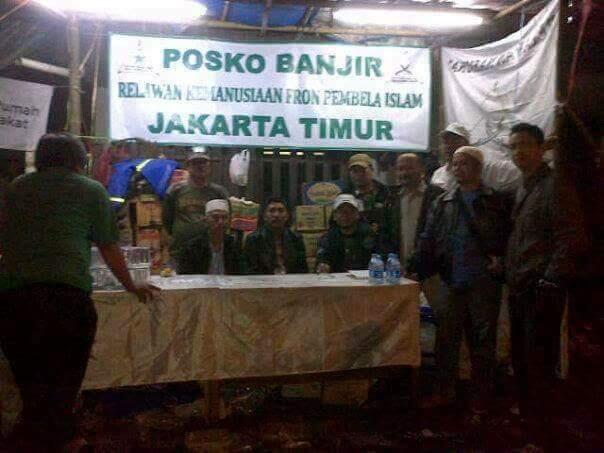 Salut! FPI Bantu Korban Banjir Jakarta