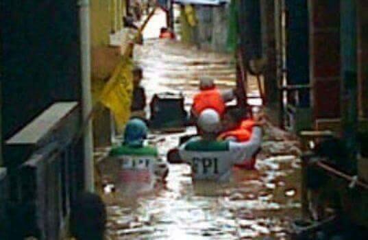 Salut! FPI Bantu Korban Banjir Jakarta