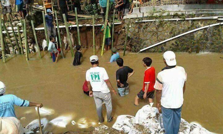 Salut! FPI Bantu Korban Banjir Jakarta