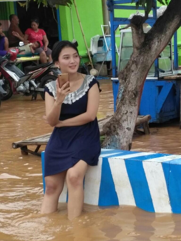 Ini Dia Wulan, Si Cantik Korban Banjir Pasuruan yang Hebohkan Netizen