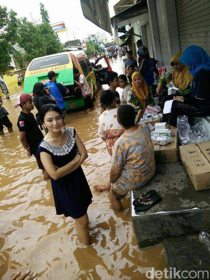 Ini Dia Wulan, Si Cantik Korban Banjir Pasuruan yang Hebohkan Netizen