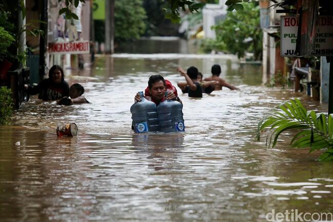 Begini Beda Gaya Anies dan Ahok Saat Kunjungi Lokasi Banjir