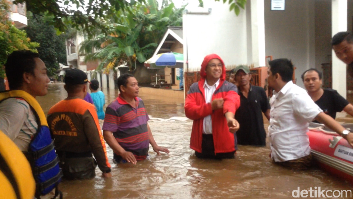 Begini Beda Gaya Anies dan Ahok Saat Kunjungi Lokasi Banjir