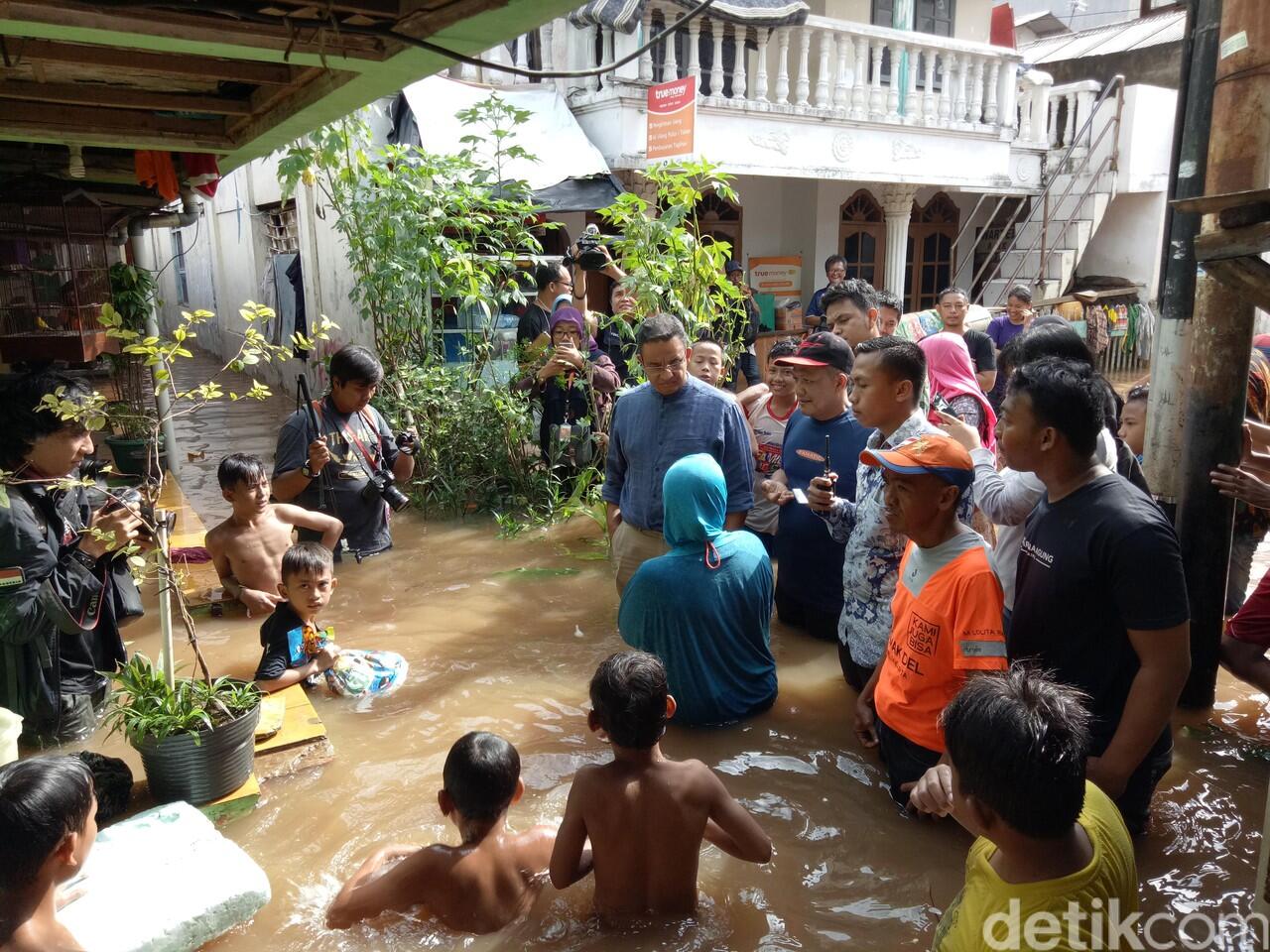 Begini Beda Gaya Anies dan Ahok Saat Kunjungi Lokasi Banjir