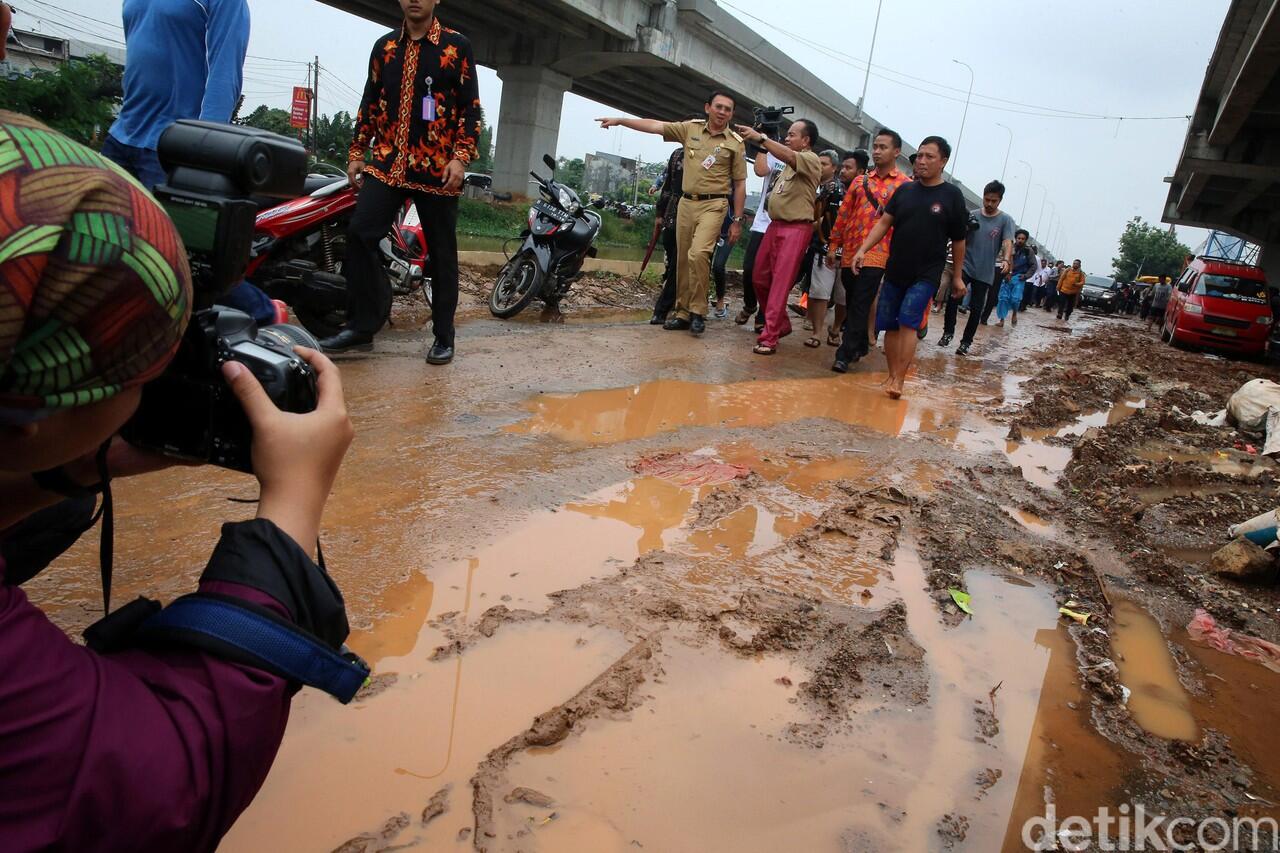 Begini Beda Gaya Anies dan Ahok Saat Kunjungi Lokasi Banjir