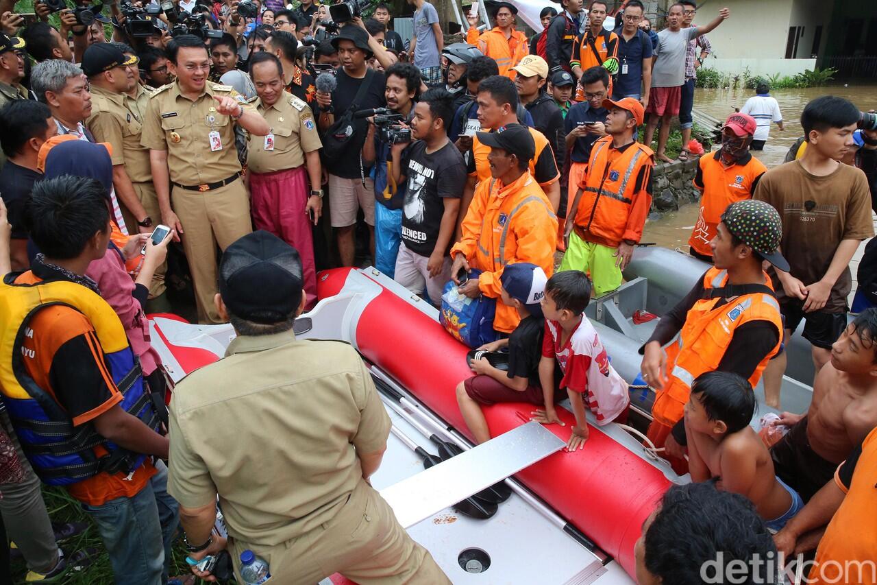 Begini Beda Gaya Anies dan Ahok Saat Kunjungi Lokasi Banjir