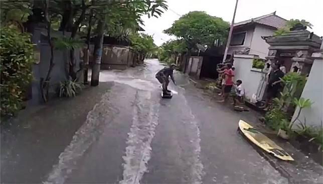 Hanya di Indonesia, Banjir Bisa Dilalui dengan 5 Cara Unik Ini