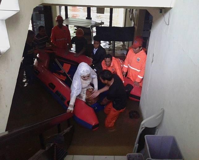 Hanya di Indonesia, Banjir Bisa Dilalui dengan 5 Cara Unik Ini