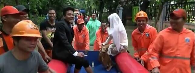 Hanya di Indonesia, Banjir Bisa Dilalui dengan 5 Cara Unik Ini