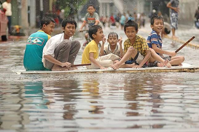 Hanya di Indonesia, Banjir Bisa Dilalui dengan 5 Cara Unik Ini