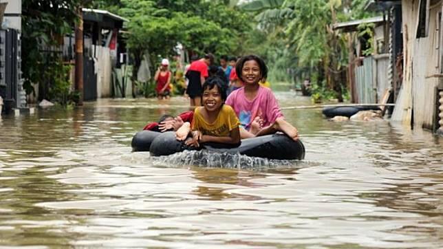 Hanya di Indonesia, Banjir Bisa Dilalui dengan 5 Cara Unik Ini