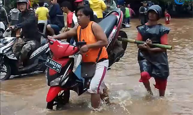 Hanya di Indonesia, Banjir Bisa Dilalui dengan 5 Cara Unik Ini