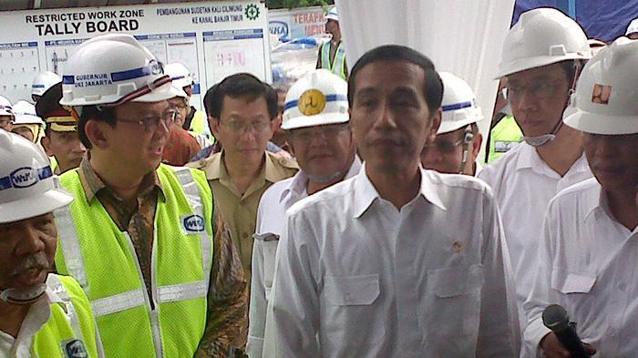 Ahok 'Celingak-celinguk' Sebelum Masuk Mobil Jokowi