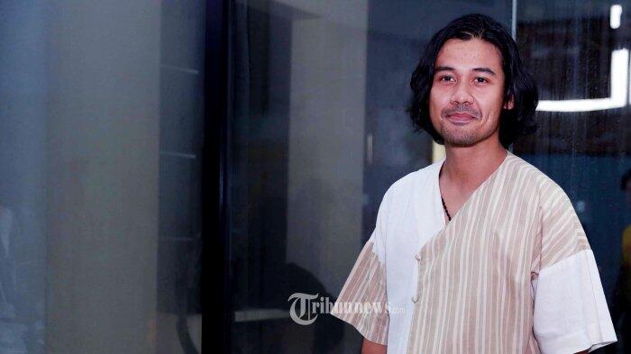 Rambut Gondrong dan Utang Chicco Jerikho