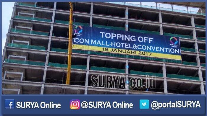 Crane Proyek Pembangunan Icon Mall dan Hotel Gresik Putus