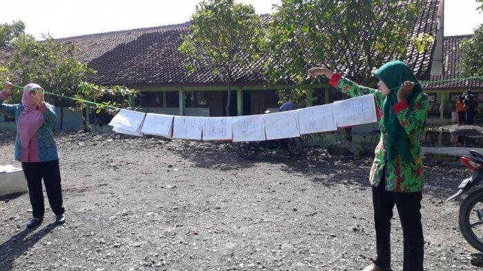 Banjir Sudah Surut, Giliran Ibu Guru Jemur Rapor Siswa