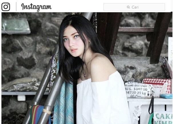 Si Cantik 'Bidadari Banjir', saat Difoto Masih Pakai Baju Tidur & Belum Mandi Lo