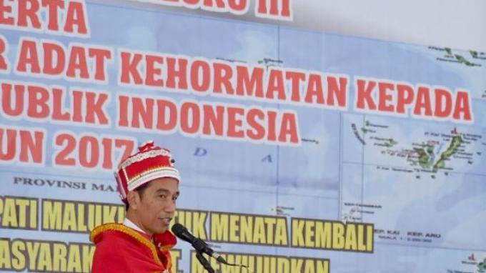 Jokowi Terima Gelar Adat Kehormatan Maluku