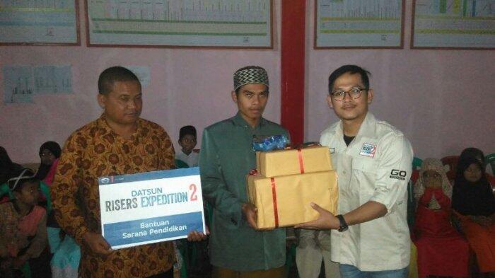 Datsun Risers Expedition Bagikan Buku Bacaan di Pelosok Brebes