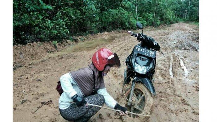 Melewati Hutan Sendirian Hingga Jalan Berlumpur, Semangat Guru Muda Ini Bikin Kagum