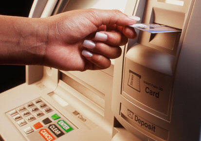 Pria Ini Pakai Kartu ‘Sakti’ Kuras Mesin ATM hingga Kosong