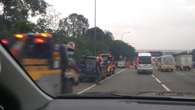 12 Kendaraan Kecelakaan Beruntun di KM 21 Tol Cikampek Arah Bandung