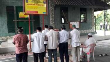 Masjid disegel, jemaah Ahmadiyah Depok salat Jumat di pelataran
