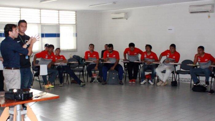 Luis Milla Sempatkan Beri Materi Kursus Kepelatihan C AFC