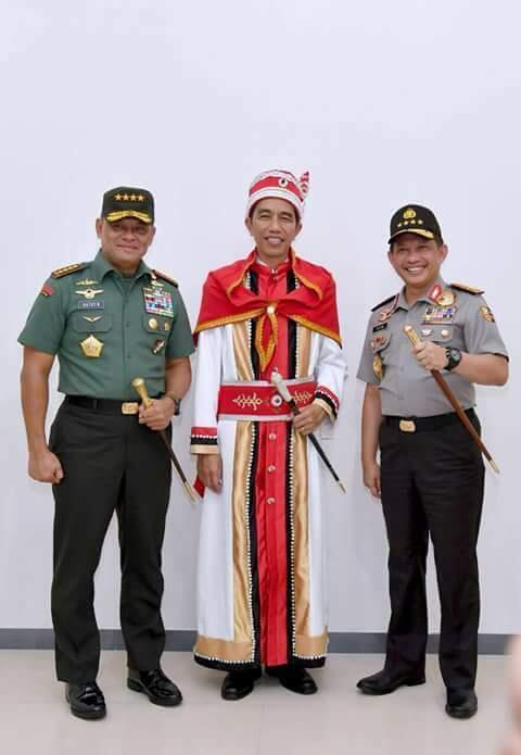 Terima Gelar Pemimpin Besar Maluku, Jokowi Kenakan Jubah