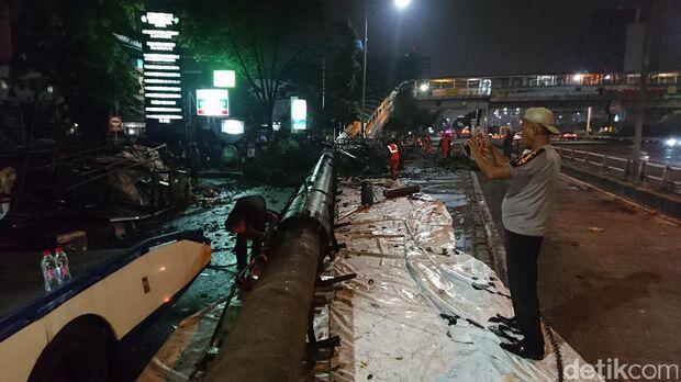BALIHO ROBOH DEPAN RS.HARAPAN KITA