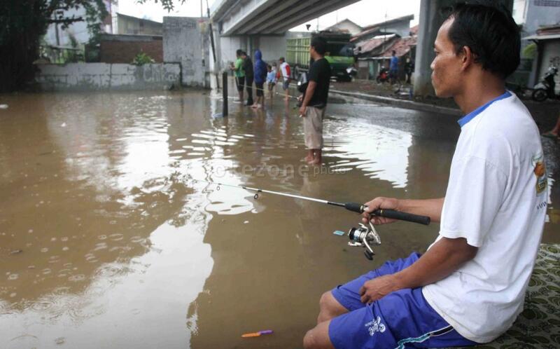 Kegiatan Positif yang Bisa Dilakukan Ketika Banjir Datang