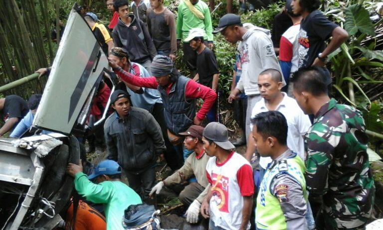 Bus Solaris Jaya Masuk Jurang di Tawangmangu Karanganyar