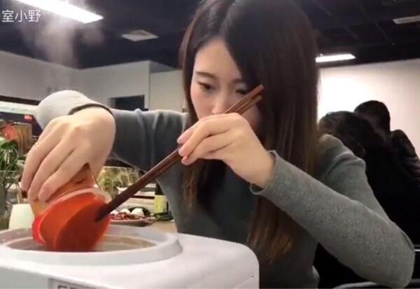 Wanita Ini Memasak Pakai Dispenser