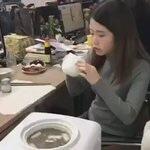 Wanita Ini Memasak Pakai Dispenser