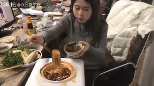 Wanita Ini Memasak Pakai Dispenser