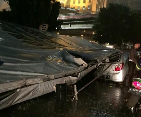 Hujan Lebat Sebabkan Genangan dan Pohon Tumbang di Jakarta