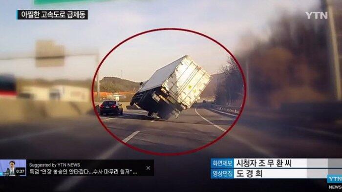 Supir Truk di Korea Selatan Ini Nyaris Terguling di Jalan Tol