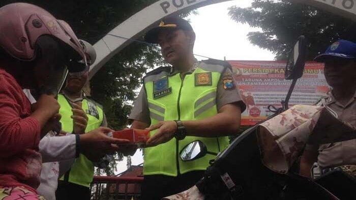 Gelar Operasi, Polisi di Surabaya Bagi-bagi Susu ke Pengendara