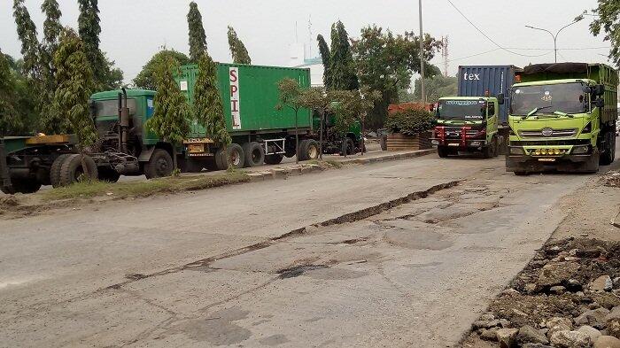 Musim Hujan, Jalan Akses Marunda Banyak Lubang dan Ambles