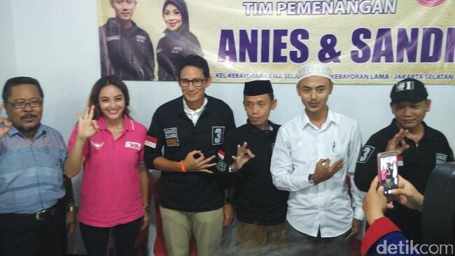 Saat Sandiaga Pakai Kaus 'Tacticool' ala Agus sambil pose OK OCE