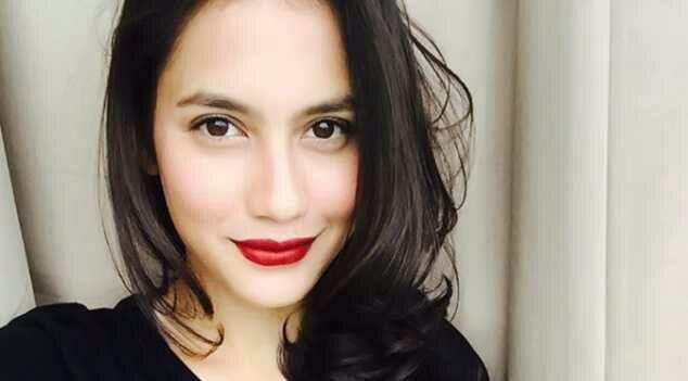 Pose di Atas Kapal Pesiar, Payudara Pevita Pearce Mengintip Keluar