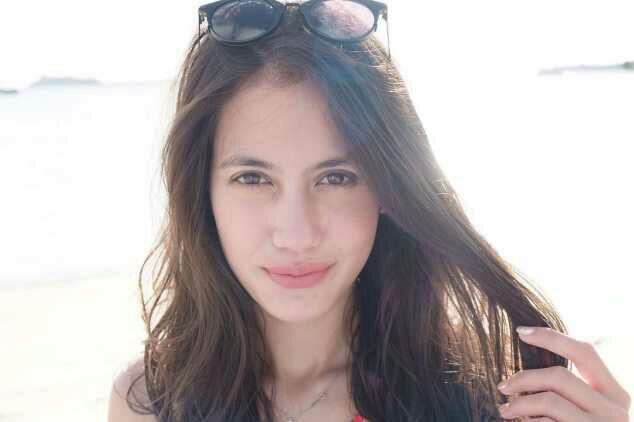 Pose di Atas Kapal Pesiar, Payudara Pevita Pearce Mengintip Keluar