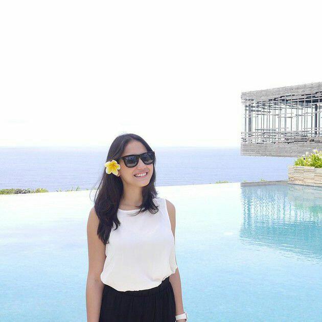 Pose di Atas Kapal Pesiar, Payudara Pevita Pearce Mengintip Keluar
