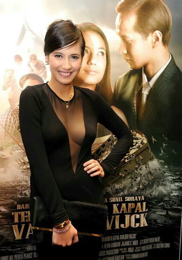 Pose di Atas Kapal Pesiar, Payudara Pevita Pearce Mengintip Keluar