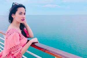 Pose di Atas Kapal Pesiar, Payudara Pevita Pearce Mengintip Keluar
