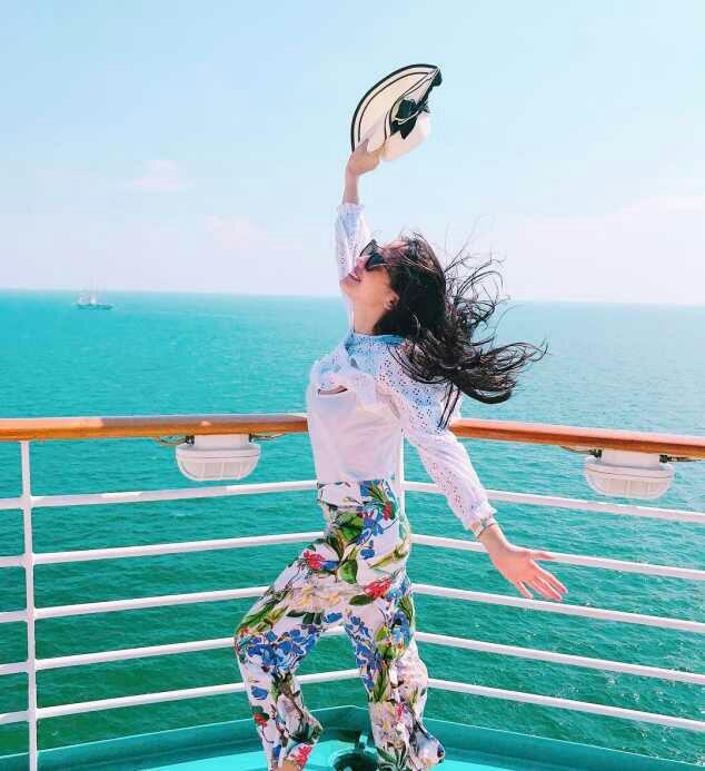 Pose di Atas Kapal Pesiar, Payudara Pevita Pearce Mengintip Keluar