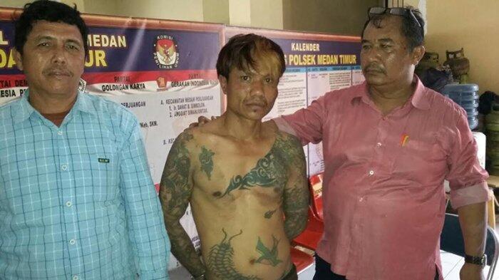 Pria Bertato Minta Ampun Diamuk Massa Usai Mencopet Ponsel Pelajar